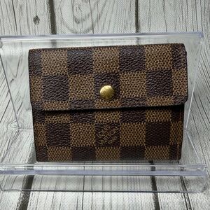 LIKE NEW PRE LOVED LOUIS VUITTON
Damier Ebene Ludlow Card Holder